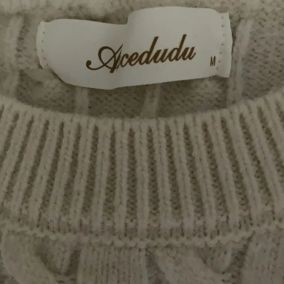 Classic And Quirky Minimalist Cream Cable Knit Crew neck Sweater Size M - Picture 2 of 4